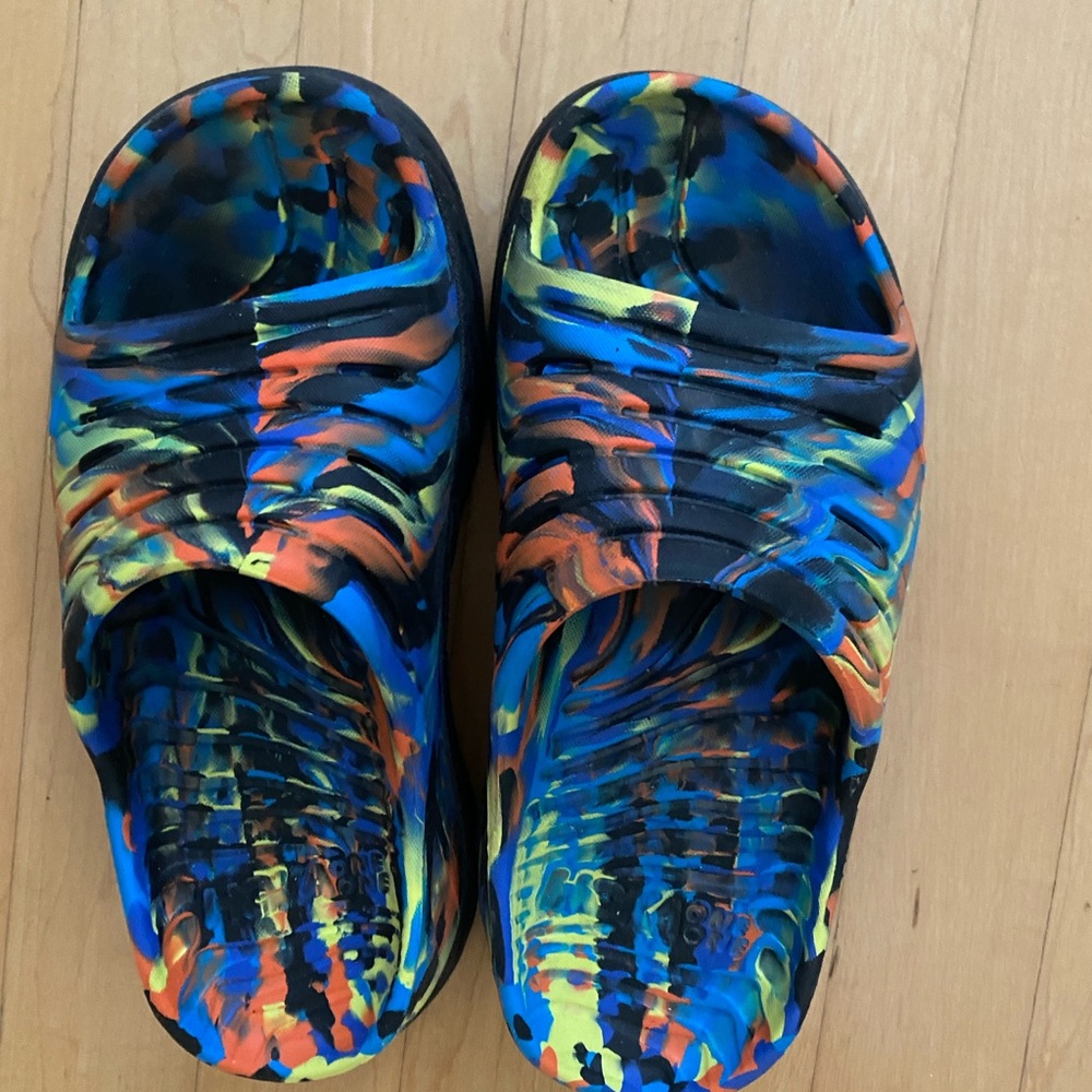 Hoka size 7 tie dye sandals